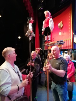 Besuch Hänneschen Theater, Erwachsenenstück „Endlich Huhzigg“ mit anschließender Führung „Hinger d`r Britz“ mit dem „Mählwurms Pitter“, Michael Danz. +++AUSVERKAUFT+++